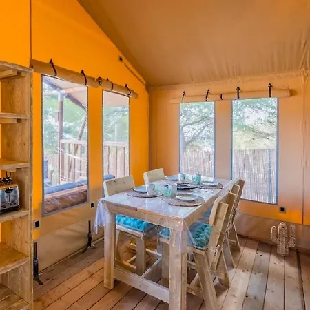 Punta Falconera & Village キャンプ場 2*