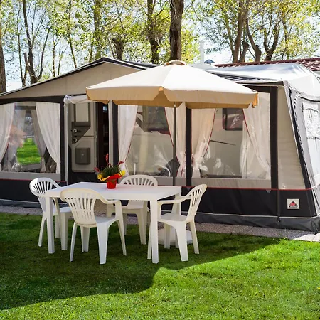 Punta Falconera & Village キャンプ場 2*